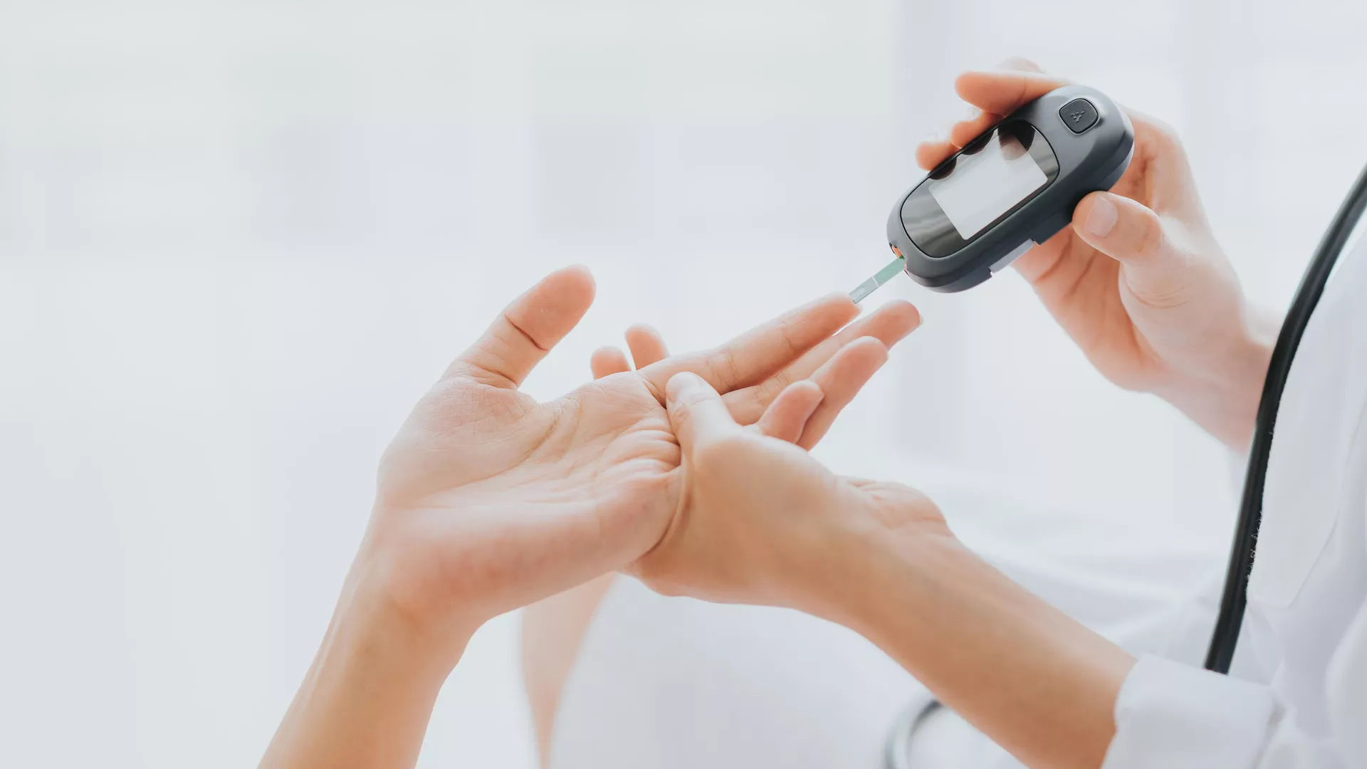 эндокринолог рассказывает о трёх распространённых повседневных привычках, которые значительно повышают риск развития сахарного диабета, как эти привычки влияют на обмен веществ и уровень глюкозы, почему они опасны для поджелудочной железы, а также даются рекомендации, как изменить образ жизни, чтобы снизить риск заболевания.