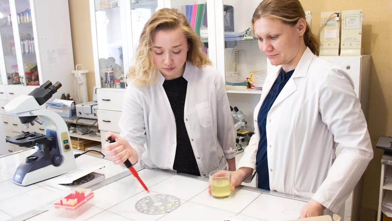 В России предложен новый подход к борьбе с сахарным диабетом, основанный на сочетании инсулинотерапии с использованием экстрактов из куриных желудков. Рассказывается, как такие биологически активные компоненты могут влиять на обмен веществ и уровень глюкозы в крови, а также обсуждаются потенциальные преимущества и необходимость дальнейших клинических исследований этого метода.