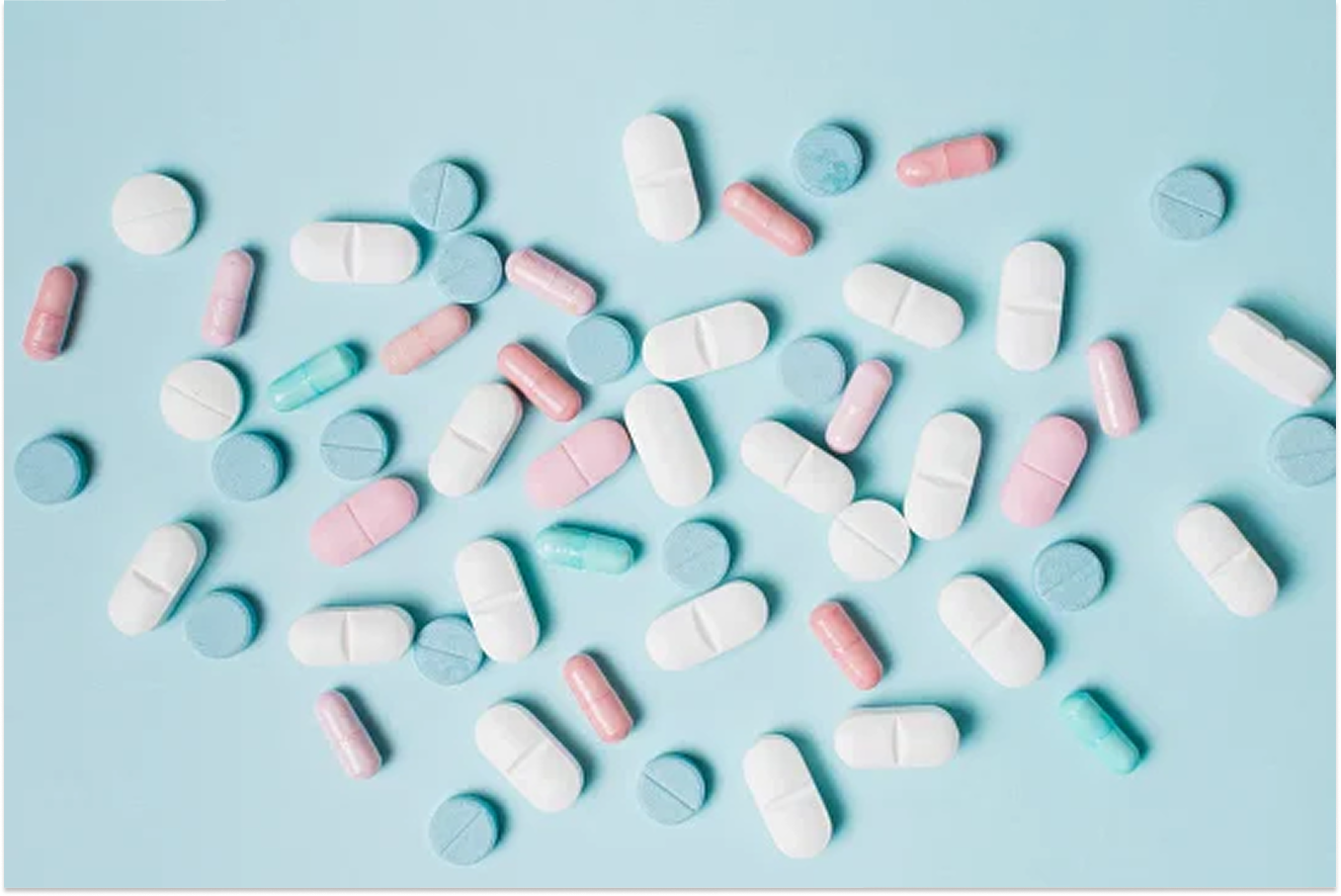 Препараты группы статинов являются основным классом гиполипидемических средств и обладают доказанным положительным эффектом в отношении снижения риска развития и прогрессирования атеросклероза, что позволяет снизить вероятность возникновения неблагоприятных осложнении, таких как инфаркт и инсульт. 