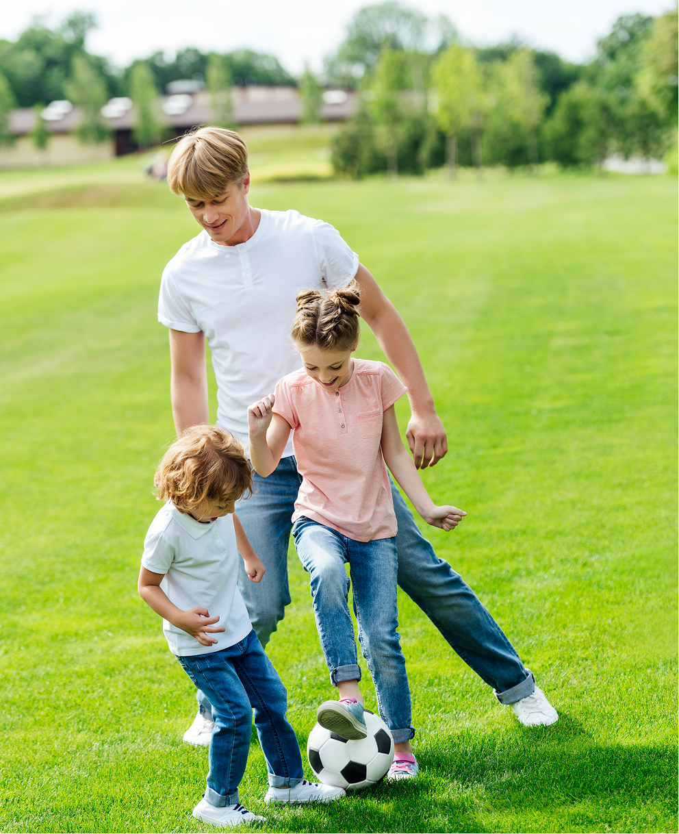 Дети – главные непоседы. Им сложно усидеть на месте, окружающий мир тянет на исследования, а друзья вызывают на соревнования в ловкости, скорости и силе. В этом отношении детям с СД1 ограничивать занятия спортом категорически нельзя. Врачи рекомендуют своим маленьким пациентам ежедневную часовую физическую активность. 