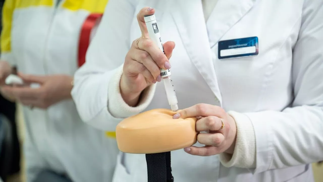 Как на занятиях пациентов и их родственников учат контролю уровня глюкозы, правильному питанию, физической активности и профилактике осложнений, а также подчеркивается важность просветительских программ для повышения качества жизни людей с диабетом.